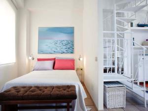 1 dormitorio con 1 cama con almohada roja en Casa Marettimo, en Marettimo