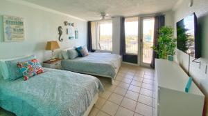 Katil atau katil-katil dalam bilik di Pirates Cove Resort Studios! +48 gambar