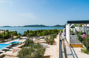 a resort with a view of the water at Mobile home Damar 2 in Drage