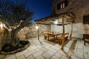 Patio alebo iná vonkajšia časť ubytovania Villa Calandra