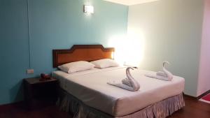 Postel nebo postele na pokoji v ubytování Wiangwalee Hotel