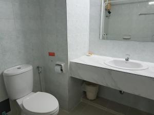Koupelna v ubytování Wiangwalee Hotel