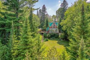 una vista aérea de una casa en el bosque en Chalet Vert le lac, en Chertsey