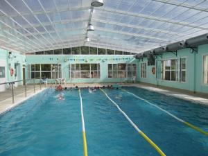 Bazén v ubytování Hotel Sierra Luz nebo v jeho okolí
