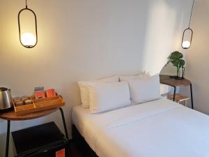 Postel nebo postele na pokoji v ubytování Wonderwall Hotel