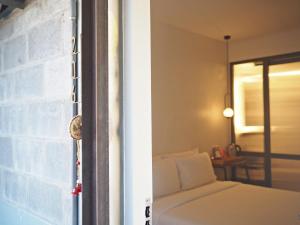 Postel nebo postele na pokoji v ubytování Wonderwall Hotel