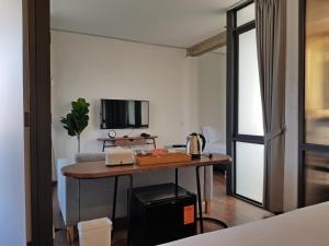 TV a/nebo společenská místnost v ubytování Wonderwall Hotel