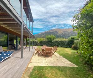 Imagen de la galería de Stunning Panoramic Lake Hawea Views 5 Bedrooms, en Lago Hawea