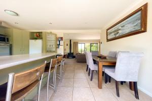 Ein Restaurant oder anderes Speiselokal in der Unterkunft Stunning Panoramic Lake Hawea Views 5 Bedrooms 