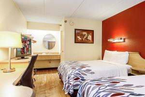 Postel nebo postele na pokoji v ubytování Red Roof Inn Utica