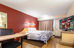 Postel nebo postele na pokoji v ubytování Red Roof Inn Utica