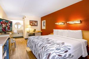 Postel nebo postele na pokoji v ubytování Red Roof Inn Utica