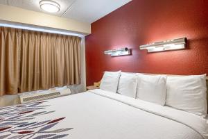 Postel nebo postele na pokoji v ubytování Red Roof Inn Utica