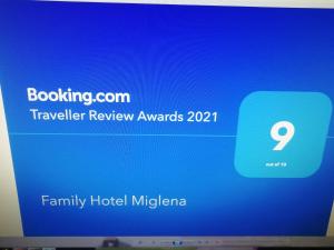 ゴヴェダルツィにあるFamily Hotel Miglenaの青い背景のコンピュータースクリーン(Gmaxwell)