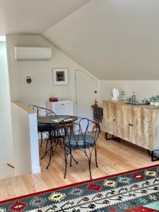 a kitchen and dining room with a table and chairs at Miners Lane B&B in Clyde