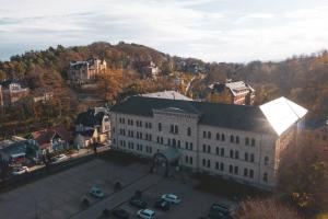 z góry widok na duży budynek w mieście w obiekcie Schlosshotel Blankenburg w mieście Blankenburg