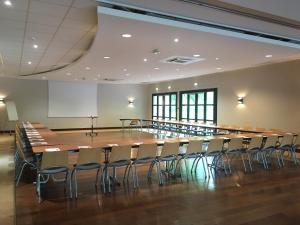a large conference room with a large table and chairs at Le Domaine des Fontaines - Hôtel & Petit Déjeuner in Bernin +21 photos