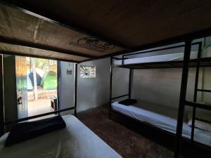 Postel nebo postele na pokoji v ubytování Trippr Gokarna - Beach Hostel