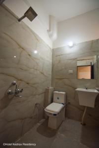 Un baño de Hotel Keshav Residency
