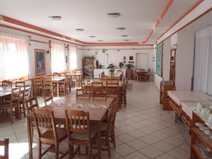 Reštaurácia alebo iné gastronomické zariadenie v ubytovaní Švehlíkova Chata