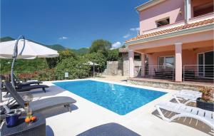 eine Villa mit Swimmingpool und ein Haus in der Unterkunft Gorgeous Home In Icici With Sauna in Ičići