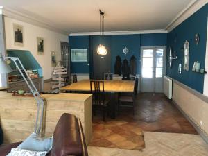 a dining room with blue walls and a table and chairs at les Ormeaux in Sauternes