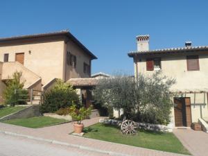 una casa en medio de una calle en Il Sogno en Spoleto