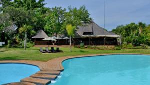 einem Pool vor einem Resort in der Unterkunft Cambalala - Luxury Units - in Kruger Park Lodge - Serviced Daily, Free Wi-Fi in Hazyview