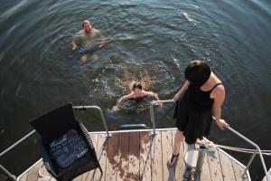 een groep mensen in het water op een boot bij HAVEL-Cruiser Hausboot-Flöße mit Stil in Brandenburg an der Havel