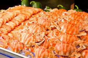 a bunch of shrimp on a display in a buffet at China Hotel Guangzhou in Guangzhou