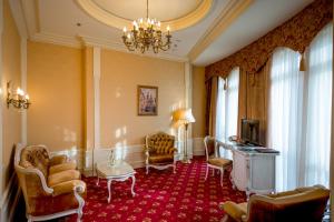 TV a/nebo společenská místnost v ubytování Nobilis Hotel