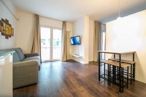 een woonkamer met een bank en een tafel bij Apartment Vanga in Bolzano