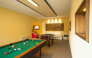 ein Wohnzimmer mit Billardtisch und Couch in der Unterkunft Familien & Ferien Wohnung by Holzbau Keller in Scheßlitz