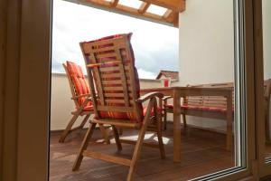 dwa krzesła i stół w pokoju z oknem w obiekcie Familien Ferien Wohnung by Holzbau w mieście Scheßlitz