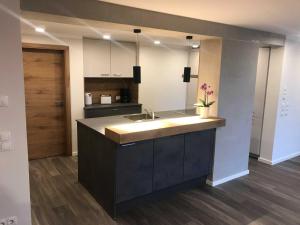 eine Küche mit Spüle und Arbeitsplatte in der Unterkunft Familien & Ferien Wohnung by Holzbau Keller in Scheßlitz