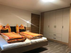 Ein Bett oder Betten in einem Zimmer der Unterkunft Familien & Ferien Wohnung by Holzbau Keller