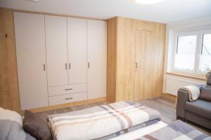 Ein Sitzbereich in der Unterkunft Familien & Ferien Wohnung by Holzbau Keller