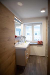 Küche/Küchenzeile in der Unterkunft Familien & Ferien Wohnung by Holzbau Keller
