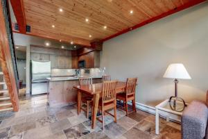 eine Küche mit einem Tisch und Stühlen im Zimmer in der Unterkunft Greystone Lodge 314&315 in Whistler