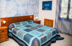 アルゲーロにあるSant'Anna affittacamereのベッドルーム1室(青と白の毛布付きのベッド1台付)