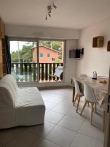 ein Wohnzimmer mit einem Bett und einem Tisch mit Aussicht in der Unterkunft Appartement La Baule;Pornichet in La Baule