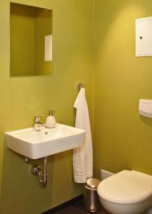 ein Bad mit einem Waschbecken und einem WC in der Unterkunft Der Landhof Strandhafer in Stolpe auf Usedom