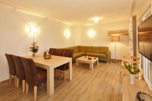 Der Landhof Strandhafer في Stolpe auf Usedom: غرفة معيشة مع طاولة وأريكة