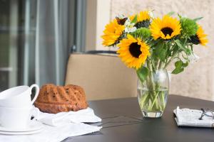um vaso de girassóis e um vaso de pão sobre uma mesa em Die Remise Silbersee em Stolpe