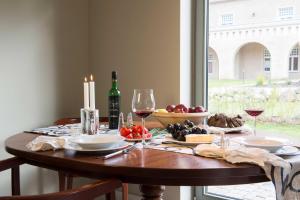 a table with glasses of wine and a bowl of fruit at Die Remise Halla in Stolpe