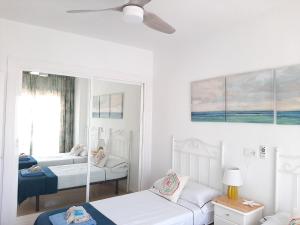 biały pokój z 2 łóżkami i oknem w obiekcie Fuengirola & sea views by ELE Apartments w mieście Fuengirola