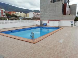 Bazén v ubytovaní AVENIDA DELUXE CANDELARIA alebo v jeho blízkosti
