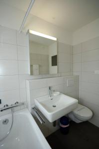 een witte badkamer met een wastafel en een toilet bij PABS Résidences - Mühlebachstrasse 50 (1M) in Zürich