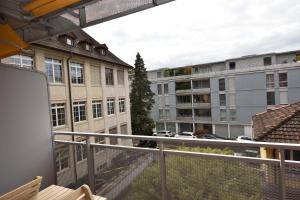 een balkon met uitzicht op een stad met gebouwen bij PABS Résidences - Mühlebachstrasse 50 (1M) in Zürich