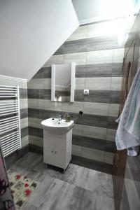 Koupelna v ubytování Casa de Oaspeti Cristian + 37 fotografií